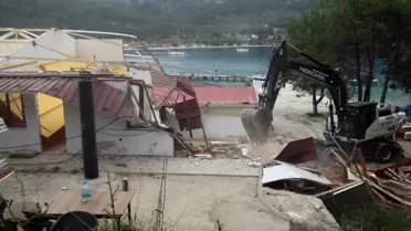 Dünyaca ünlü Akbük koyundaki kaçak yapıların yıkımı başladı