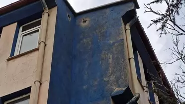 Son dakika! Binanın çatısındaki hava boşluğunda mahsur kalan kediyi itfaiye ekipleri kurtardı