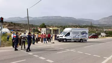 Mersin'de kamyonet ile traktör çarpıştı: 2 yaralı