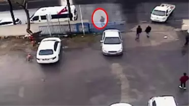 Kontrolden çıkan kamyonet, kaldırımdaki yayaya çarptı! Feci kaza anbean kamerada