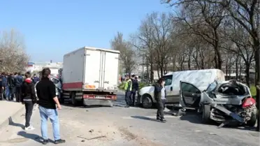 Çerkezköy'de freni boşalan kamyonet 5 araca çarptı: 2 yaralı - Yeniden