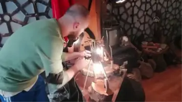 Doğadan topladığı dal ve kütükleri sanat eserine dönüştürüyor