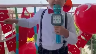 5 yaşındaki Mehmet Fatih, bayram sevincini balkonda yaşadı