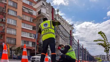 Mersin'de yaya güvenliiği için yol kenarlarına demir korkuluk