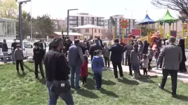 23 Nisan'ı buruk geçiren çocuklara 'şekerli' sürpriz