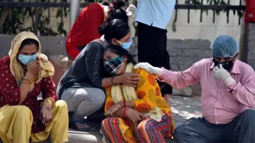 Covid: Hindistan'da hastanelerde yer yok, hastalar evde yaşam mücadelesi veriyor