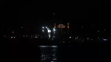 (İstanbul Boğazı'nda arıza yapan gemi Ahırkapı'ya çekildi