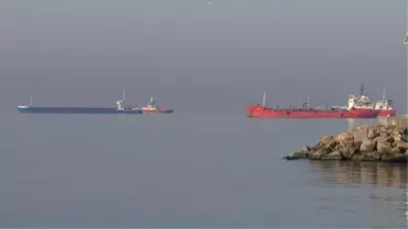 İstanbul Boğazı'nda arıza yapan gemi Ahırkapı'ya çekildi/Gündüz fotoğraflarıyla