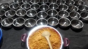 Mahalle derneği, yaşlılara 3 çeşit iftarlık yemek dağıtıyor