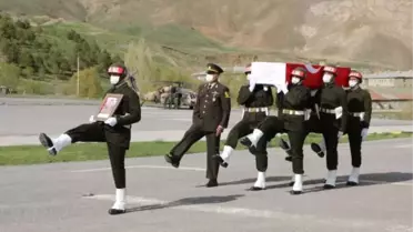 Şehit Sözleşmeli Er Toprak için Hakkari'de tören