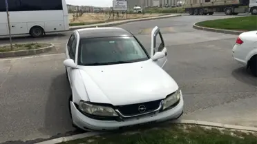 Direksiyon hakimiyetini kaybeden sürücü kaldırıma çarparak durabildi