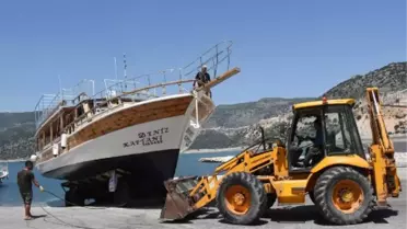 YATLAR AKDENİZ'İN MAVİ SULARIYLA BULUŞTU; UKRAYNALI TURİSTLER KEKOVA TURUNDA