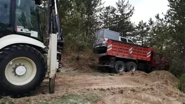 Kontrolden çıkan kamyon ağaçlara çarparak durabildi