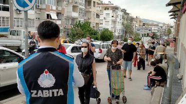 İzmir'de tam kapanmada ilk kez açılan pazar yerlerine yoğun ilgi