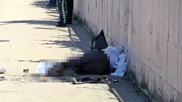 Kaldırımdaki duvarın gölgesinde otururken ecel yakaladı