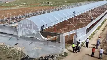 Seraları zarar gören çiftçiye sera naylonu yardımı