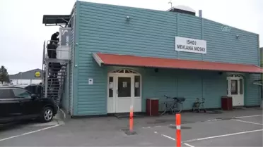 Danimarka'da salgın tedbirleri çerçevesinde kılınan bayram namazında Müslümanlar camiye sığmadı