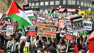Londra'da on binlerce kişi, İsrail'in Gazze'ye saldırılarını protesto etmek için yürüdü