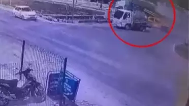 Taksiye çarpan TIR, kaldırımdaki yayaların üzerine devrildi: 2 ölü, 5 yaralı (2)