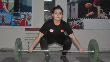 SPOR Dünya şampiyonu Ayşegül Çakın, halter idmanlarını adının verildiği salonda yapıyor