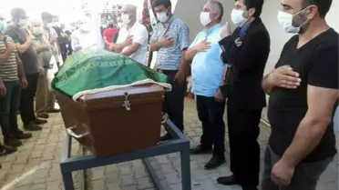 ÜZERLERİNE TIR DEVRİLEN İKİ ARKADAŞ, YAN YANA TOPRAĞA VERİLDİ