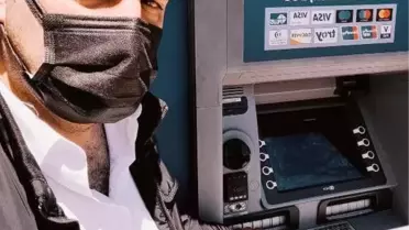 Bankamatikte unutulan parayı buldu, zabıtaya teslim etti