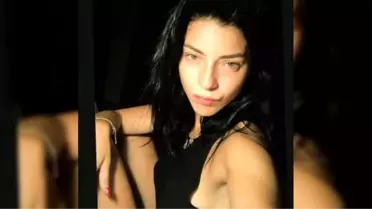 Merve Boluğur'dan Mine Tugay'a ruj göndermesi