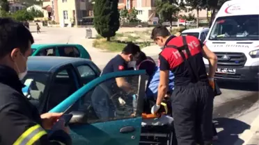 Burdur'da trafik kazasında otomobil devrildi: 2 yaralı