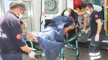 Cinnet getiren adam, 4 çocuğunun annesini satırla doğramaya kalkıştı
