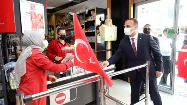 Fatsa protokolü, esnaflara Türk Bayrağı dağıttı