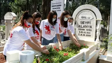 Kadın sporcular, Mersin sporuna büyük emek vermiş sporcuları mezarları başında andı