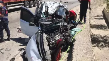 Son Dakika | TIR'LA ÇARPIŞAN ARAÇ HURDAYA DÖNDÜ, SÜRÜCÜ ÖLDÜ