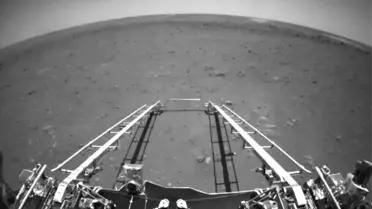 Zhurong: Çin, Mars'a indirdiği uzay aracından ilk fotoğrafları paylaştı