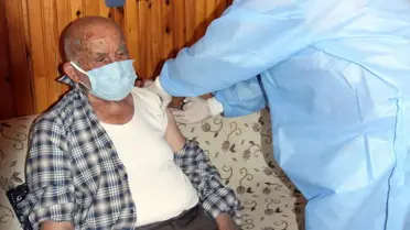 Denizli'de yaşlılara evde aşı çalışmaları devam ediyor