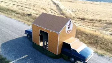 Karavana çevirdikleri otomobilde metrelik Adana kebabı keyfi yaptılar