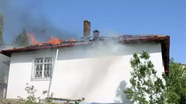 YOZGAT'TA BAL MUMU ERİTİRKEN EVİNİN ÇATISI YANDI