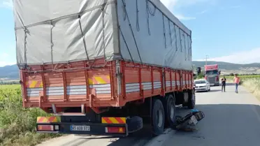 Manisa'da motosiklet ile kamyon çarpıştı: 2 yaralı