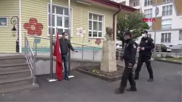 SİVAS ANANAOKULU BAHÇESİNDEKİ DİREKTEN DÜŞEN BAYRAĞI EVİNİN BALKONUNA ASTI