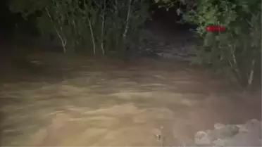 Son dakika haberleri! AĞRI DAĞI'NDAN GELEN SEL IĞDIR-NAHÇIVAN KARAYOLU'NU TRAFİĞE KAPADI