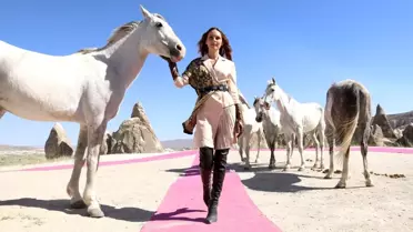 Ünlü mankenler, Kapadokya'da defile yorgunluğunu atlarla attılar