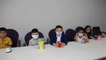 Erzurumlu minikler kumbaralarında biriktirdikleri paraları Filistinli çocuklara bağışladı