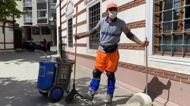 Patenli temizlik işçisi ilçede ilgi odağı oldu