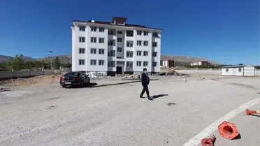 Baskil'de depremde gördüğü ağır hasar nedeniyle yıkılan okulun yerine yenisi yapılıyor