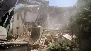 Körfez'de hasarlı binalar yıkılıyor