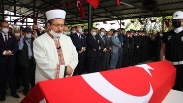 Yalova'da otomobilin çarpması sonucu şehit olan polis memuru son yolculuğuna uğurlandı