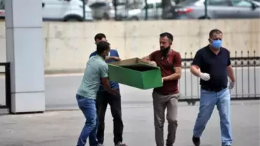 Baba, 2 yaşındaki oğlunun tabutunu bizzat taşıdı