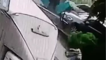 Son dakika haberi: Kaldırımda yürüyen genç canından oluyordu, o anlar kamerada