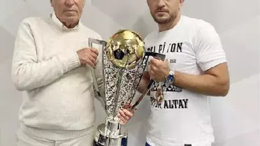 Çapraz bağları kopan Özgür, Altay'ın şampiyonluk kupası ile moral buldu