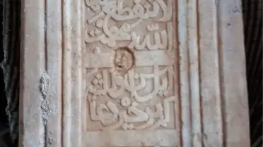 TARİHİ CAMİNİN RESTORASYONUNDA ÜZERİ SIVA KAPLI KİTABE BULUNDU