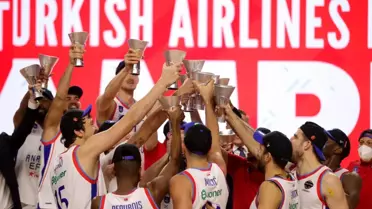 Şampiyon Anadolu Efes kupasını aldı